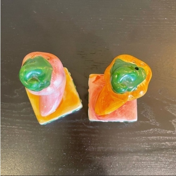 Bay Island Vintage Pepper Shaped Salt and Pepper Shaker - Picture 4 of 5